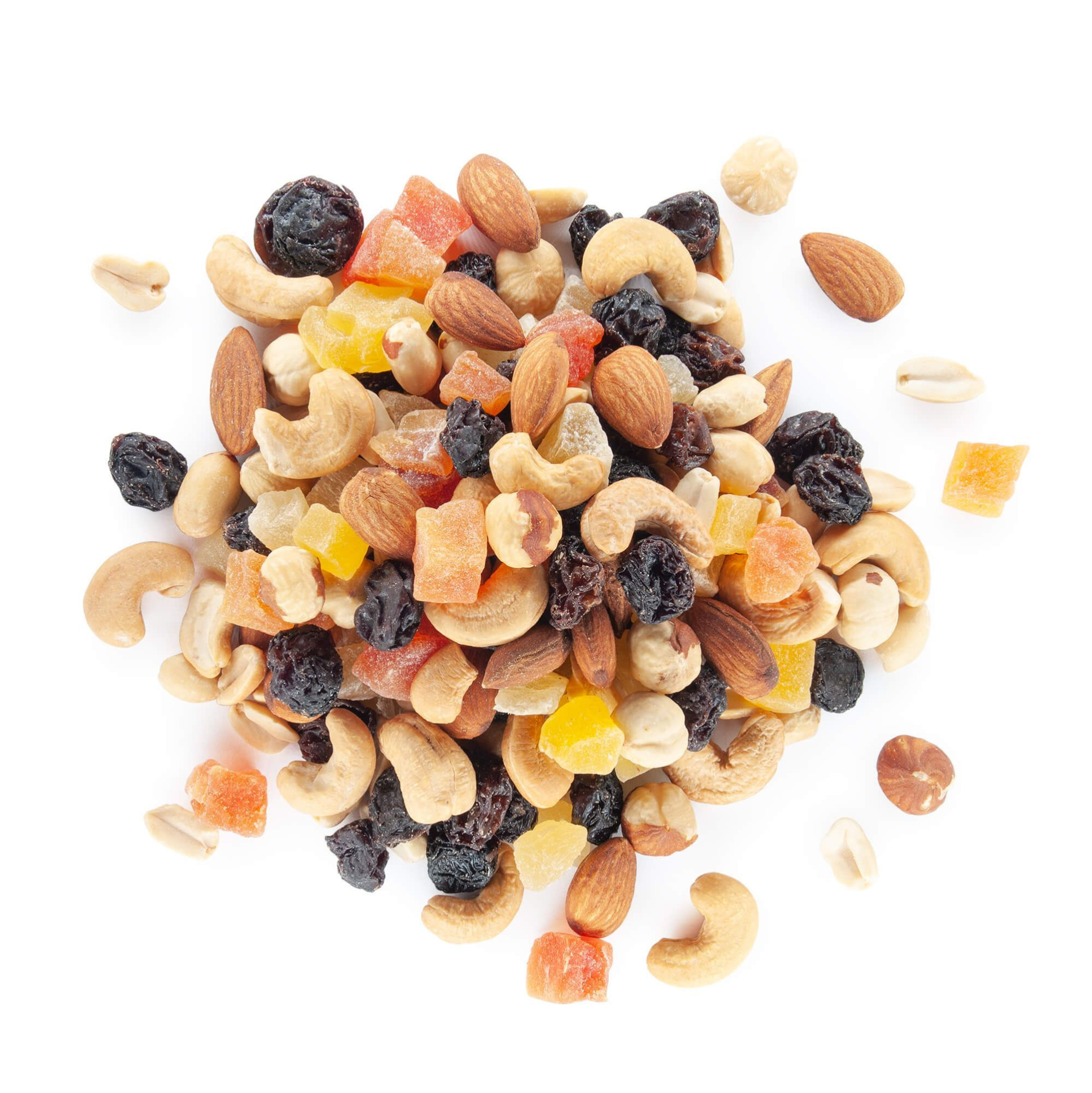 Сладкая смесь жареных орехов с цукатами